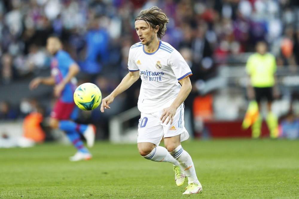 现场观战加泰德比，巴萨绯闻前锋阿斯拉尼晒自己照片